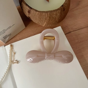 Détail de la pince à cheveux élégante de 8cm en vieux rose avec ressort en métal doré