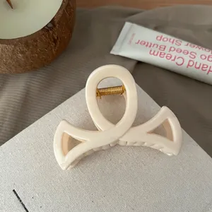 Détail du clip à cheveux nœud évidé blanc crème avec ressort en métal doré robuste