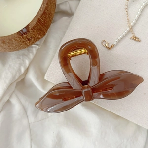 Détail de la pince à cheveux papillon en acétate brun de 11,5 cm avec ressort doré