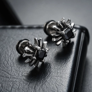 Orecchini a croce gotica in argento vintage con gemma di zircone nero centrale per uomo