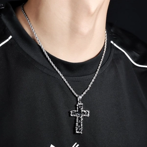 Pendentif croix liquide en argent avec texture de roche sur une chaîne corde épaisse
