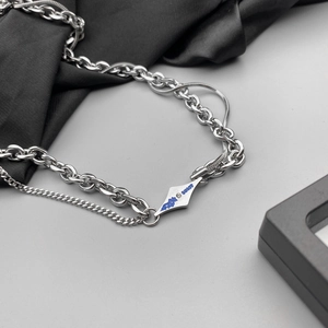 Collier multicouche en acier titane avec pendentif losange émaillé bleu et strass