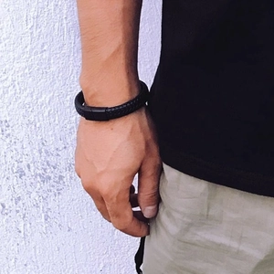 Bracelet tressé en cuir noir pour homme avec fermoir magnétique noir mat élégant