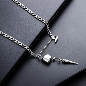 Collier trombone argenté avec pendentifs cœur et pointe sur une chaîne cubaine