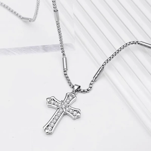 Collier croix en argent avec zircons blancs brillants sur une chaîne à maillons boîte