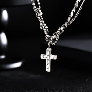 Collier croix argenté avec zircons carrés et design de chaîne mixte tendance