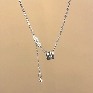 Halskette aus Titanstahl mit doppelten Ringen und handgefertigtem Anhänger in Silber