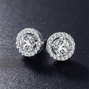 Boucles d'oreilles halo rondes classiques avec zircons brillants en finition argent