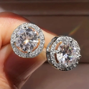 Boucles d'oreilles halo rondes classiques avec zircone cubique et monture à quatre griffes
