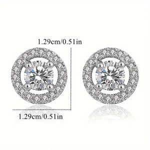 Boucles d'oreilles clous rondes en zircon cubique avec design halo argenté chic