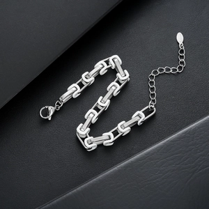 Dettagli del bracciale in acciaio inossidabile con maglie in ceramica e chiusura a moschettone