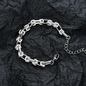 Bracciale in acciaio al titanio con maglie argento e dettagli a U bianchi su nero