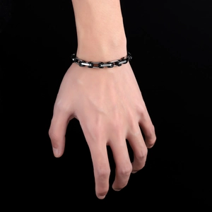 Bracciale da uomo in acciaio al titanio con maglie argento e nere in stile industriale