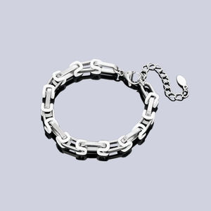 Dettaglio del bracciale a catena in smalto argento e bianco con chiusura a moschettone