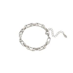 Dettaglio del bracciale in acciaio al titanio con maglie rettangolari bianche e chiusura a moschettone