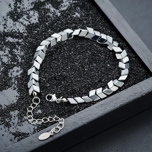Minimalist Stainless Steel Hematite V Shaped Arrowhead Link Bracelet Adjustable Hip Hop Geometry Jewelry For Men Women Unisex Gift