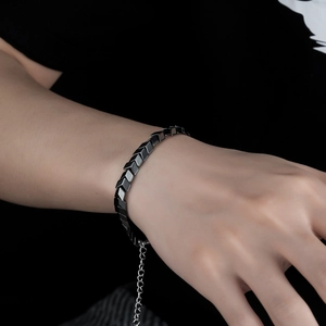 Minimalist black rhombus hematite bracelet with geometric arrow links and adjustable silver chain