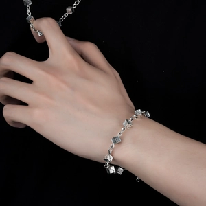 Ensemble collier et bracelet avec pendentif dé vintage en métal argenté style rétro
