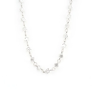 Collier style punk avec perles en dés gravées de motifs de croix et de fers à cheval
