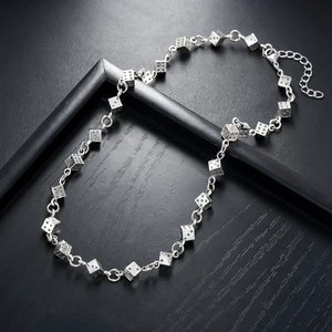 Collier de dés de style rétro punk en finition argentée avec motifs de croix
