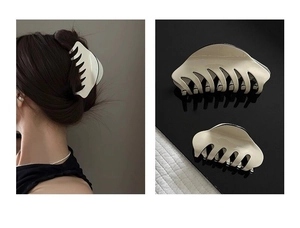 Détail des grandes et petites pinces à cheveux en acétate crème pour la coiffure