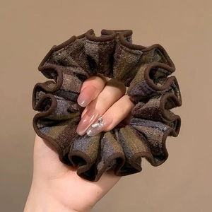 Scrunchie retrò a quadri con trama a maglia nei toni del marrone e del blu