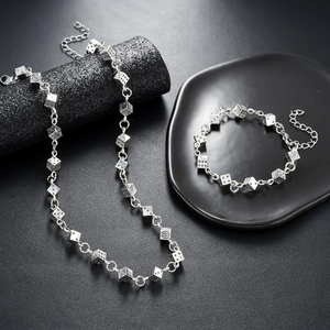 Parure bijoux dés argentés avec étoiles gravées sur le collier et le bracelet assorti