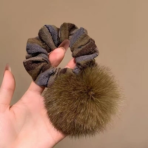 Elastico per capelli in maglia a righe con grande pompon marrone per acconciature