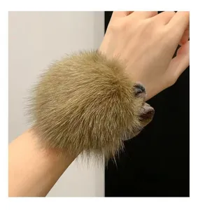 Dettaglio di un elastico per capelli in finta pelliccia marrone caffè per look invernali
