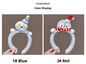Détail de bandeaux animaux en peluche avec bonnets et écharpes tricotés en bleu et rouge