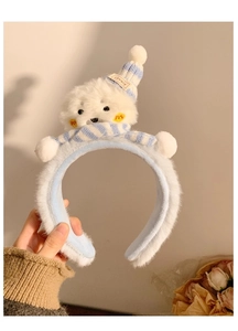 Détail d'un serre-tête en peluche avec un ours portant un bonnet bleu brodé Lovely