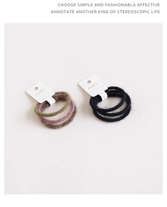 Dettaglio degli elastici per capelli in maglia elastica in set colorati e neri morbidi