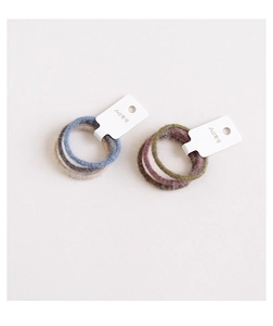Dettaglio di elastici per capelli in peluche ad alta elasticità blu e bianchi per lo stile bun