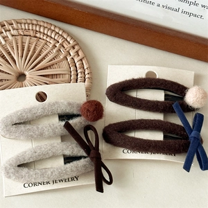 Set de barrettes BB en feutre moka avec boules de poils et nœuds sur support blanc