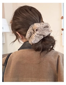 Vue détaillée du chouchou en maille double couche avec motif léopard élégant et rétro