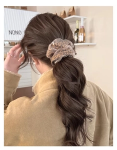 Chouchou léopard en tulle avec effet multicouche sur une coiffure en queue de cheval