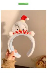 Détail d'un serre-tête en peluche pingouin bleu avec bonnet de Noël rouge et écharpe