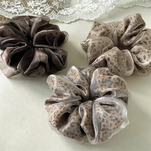 Lot de trois chouchous en organza à imprimé léopard en café, doré et gris clair