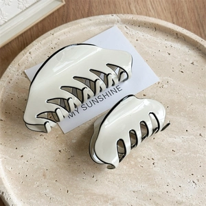 Set de pinces à cheveux minimalistes crème avec bordure noire élégante style français