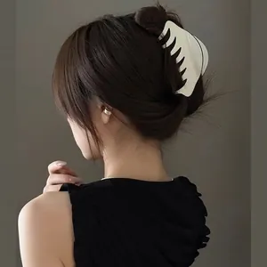 Grande pince à cheveux classique en acétate crème pour cheveux épais sur un modèle