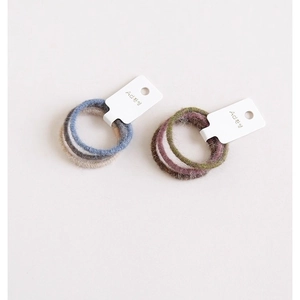 Set di elastici per capelli in peluche a maglia in toni neutri per acconciature chignon