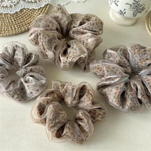 Détail de chouchous en organza à imprimé léopard dans des tons café élégants et chics