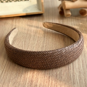 Détail du serre-tête tressé bohème marron avec doublure intérieure en velours beige