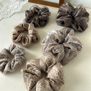 Détail d'élastiques à cheveux en maille à motif léopard avec texture double couche
