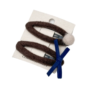 Set de pinces à cheveux en feutre marron avec pompon crème et nœud en daim bleu