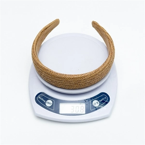Vue détaillée du bandeau bohème tressé pesant 30,8 g sur une balance électronique
