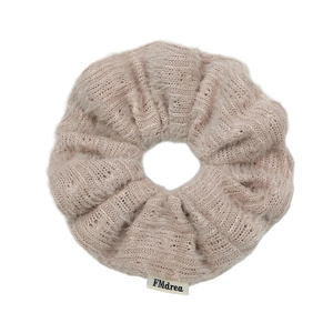Chouchou en peluche tricotée rose clair avec étiquette blanche de marque FMdrea