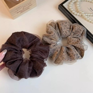 Gros plan de chouchous double couche en tulle à motif léopard et marron élégant