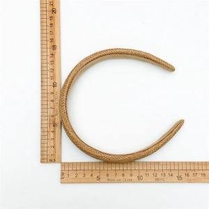 Détails du serre-tête tressé marron montrant le diamètre de 15 cm et la texture
