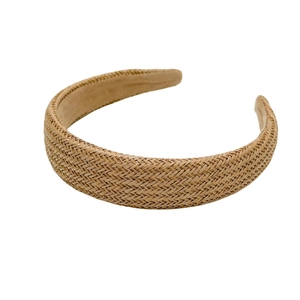 Serre-tête en paille tressée naturelle style bohème pour un look volumineux sur blanc